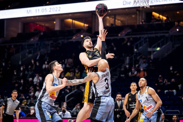 攻防两端依 攻防两端依